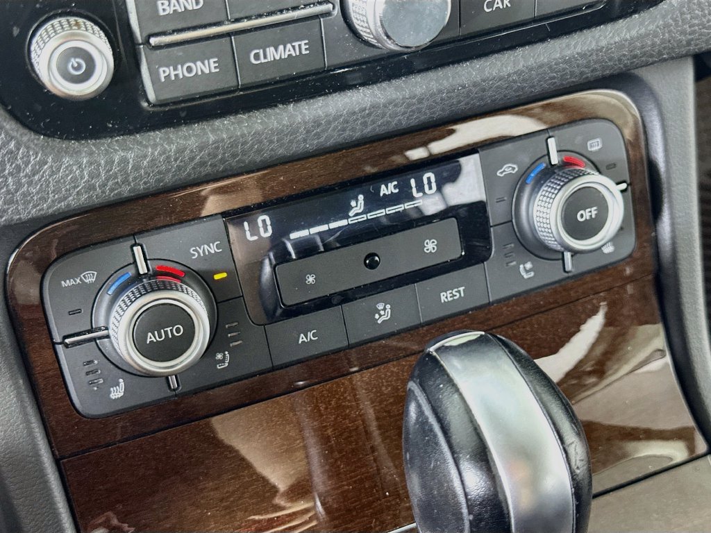 Used 2016 Volkswagen Touareg VR6 AWD/4WD image 28