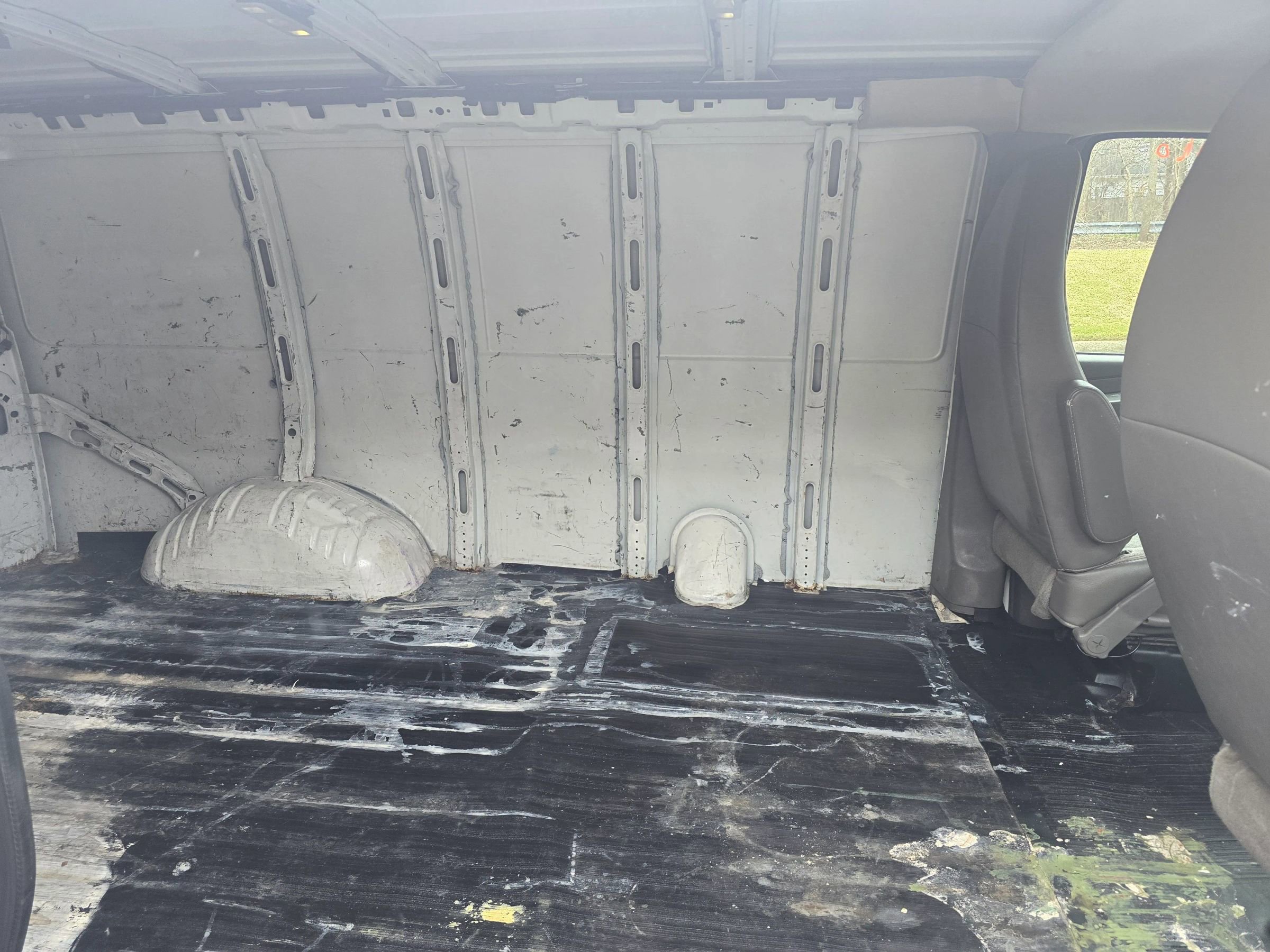 Used 2015 Chevrolet Express 2500 RWD image 19