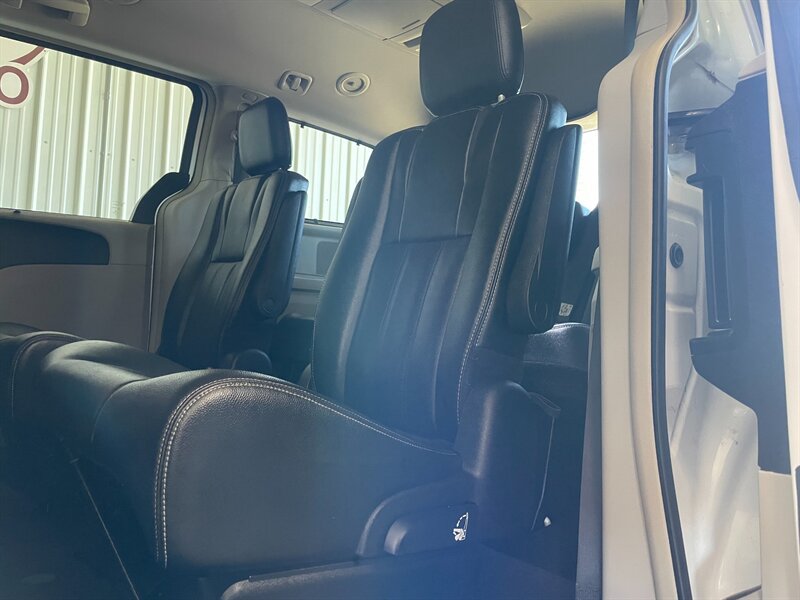 Used 2015 Chrysler Town & Country Touring-L w/ Driver Convenience Group FWD image 16