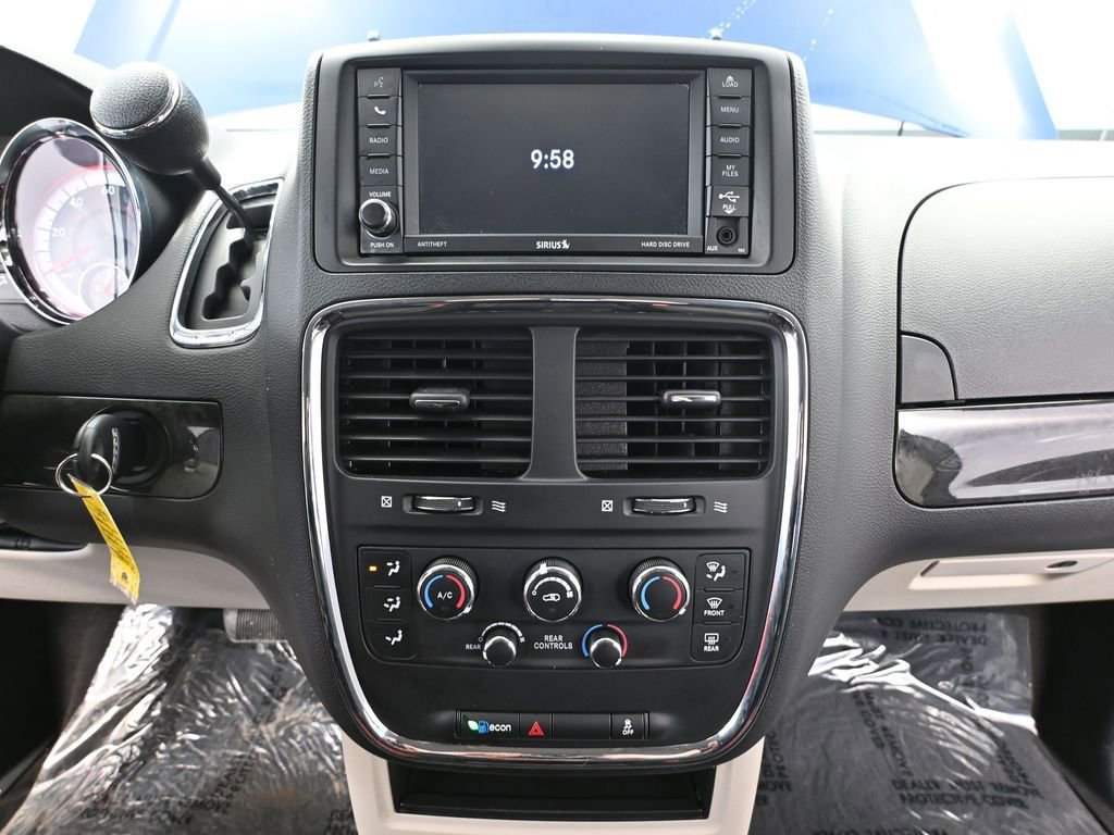 Used 2019 Dodge Grand Caravan SE w/ UConnect Hands-Free Group image 26