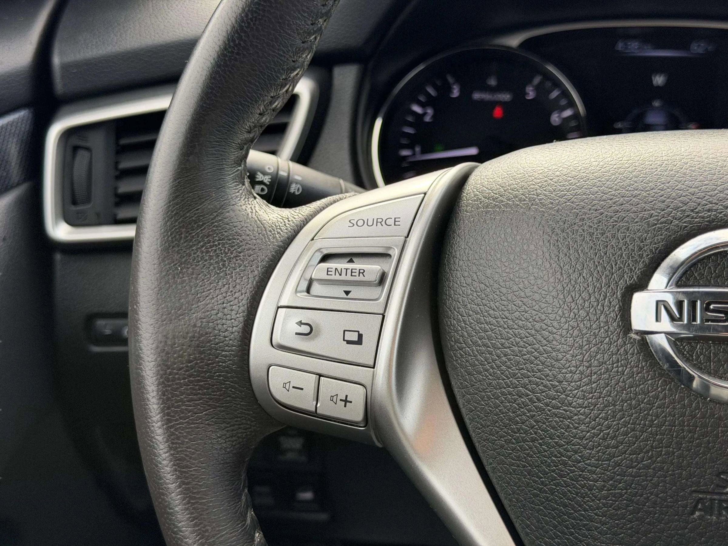 Used 2014 Nissan Rogue SL image 30