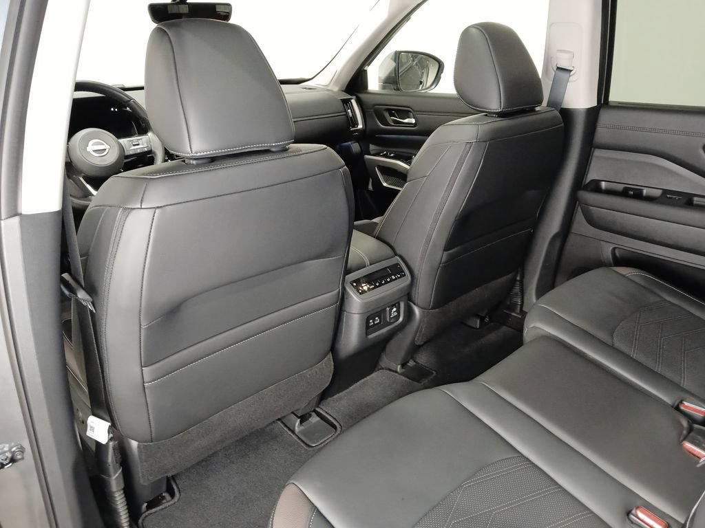 Used 2025 Nissan Pathfinder Platinum w/ Cargo Package AWD/4WD image 16