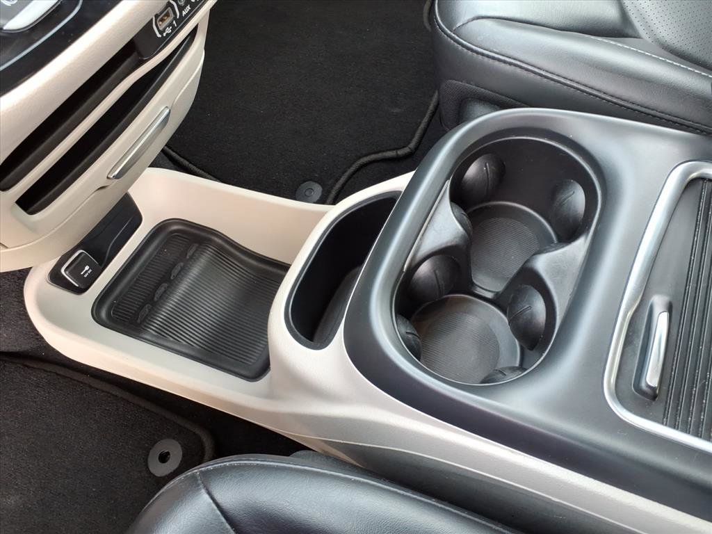 Used 2023 Chrysler Pacifica Touring-L image 12