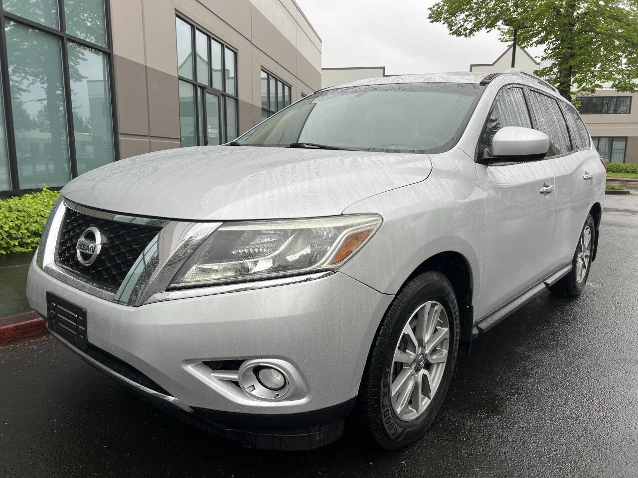 Used 2014 Nissan Pathfinder SV FWD image 1