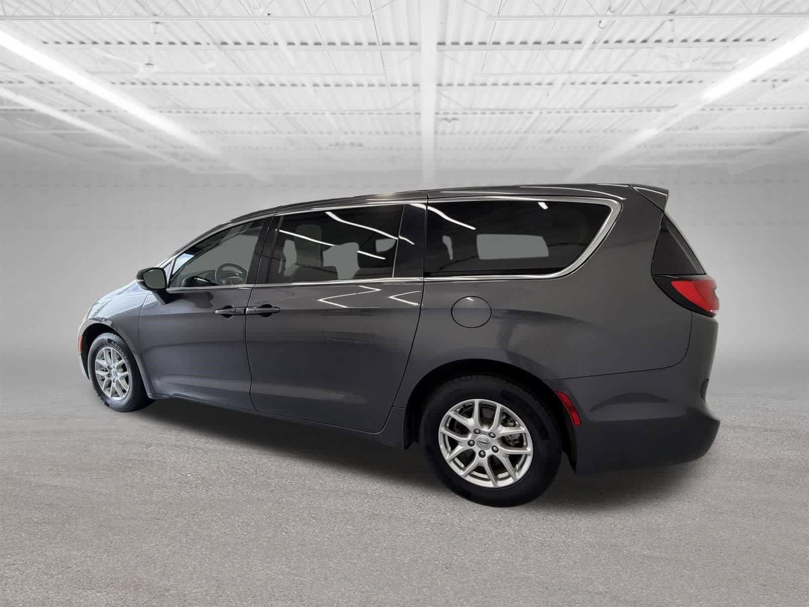Used 2023 Chrysler Pacifica Touring-L FWD image 3