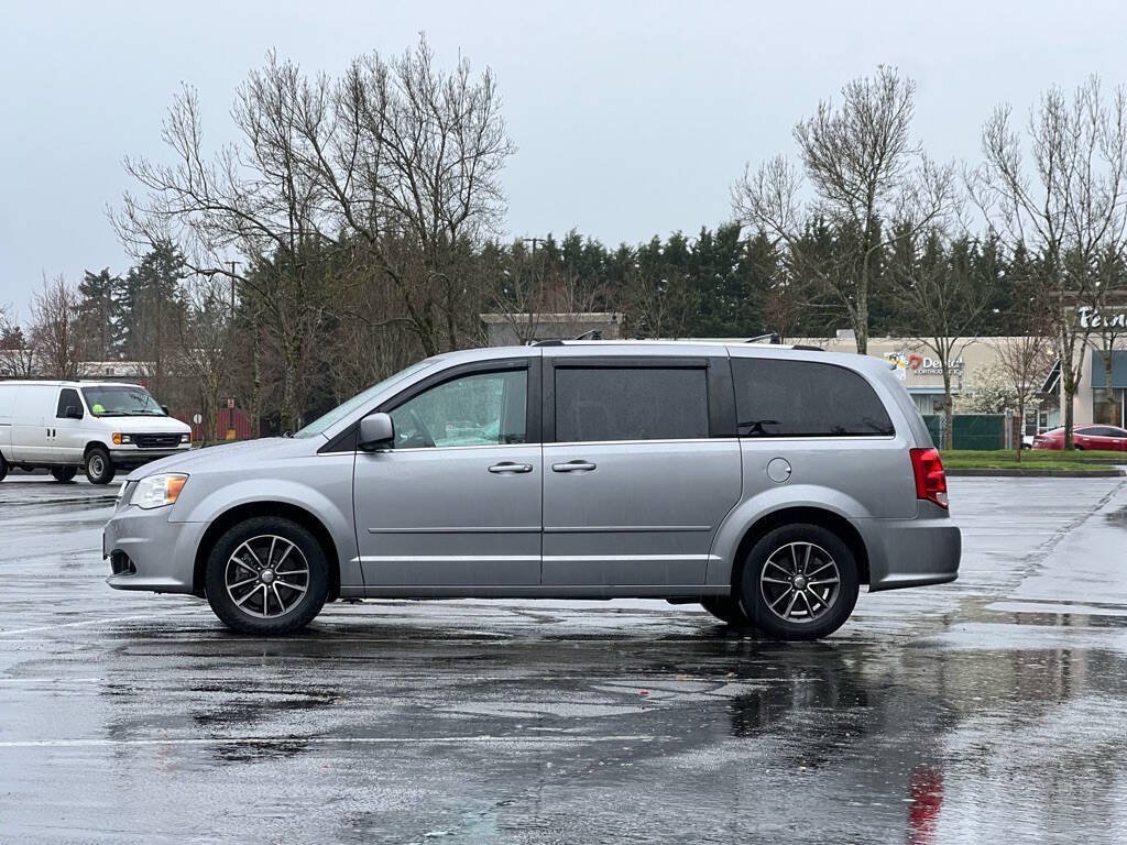 Used 2016 Dodge Grand Caravan SXT FWD image 2