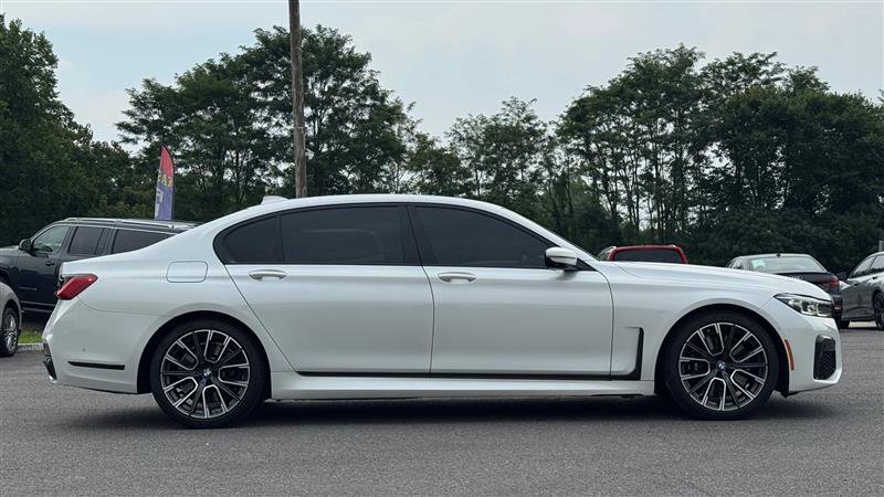 Used 2022 BMW 740i w/ M Sport Package RWD image 4