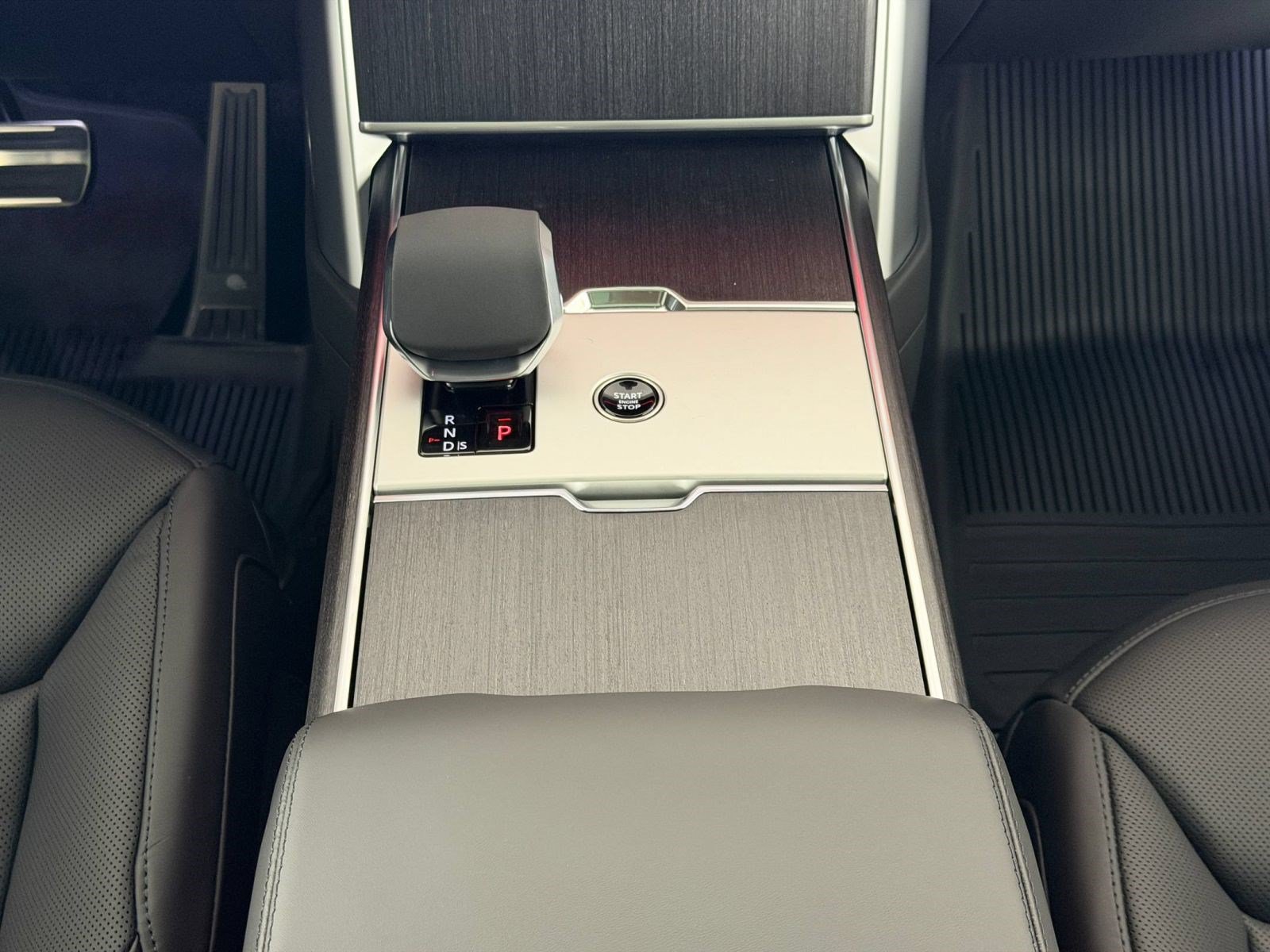 New 2026 Land Rover Range Rover Long Wheelbase SE AWD/4WD image 18