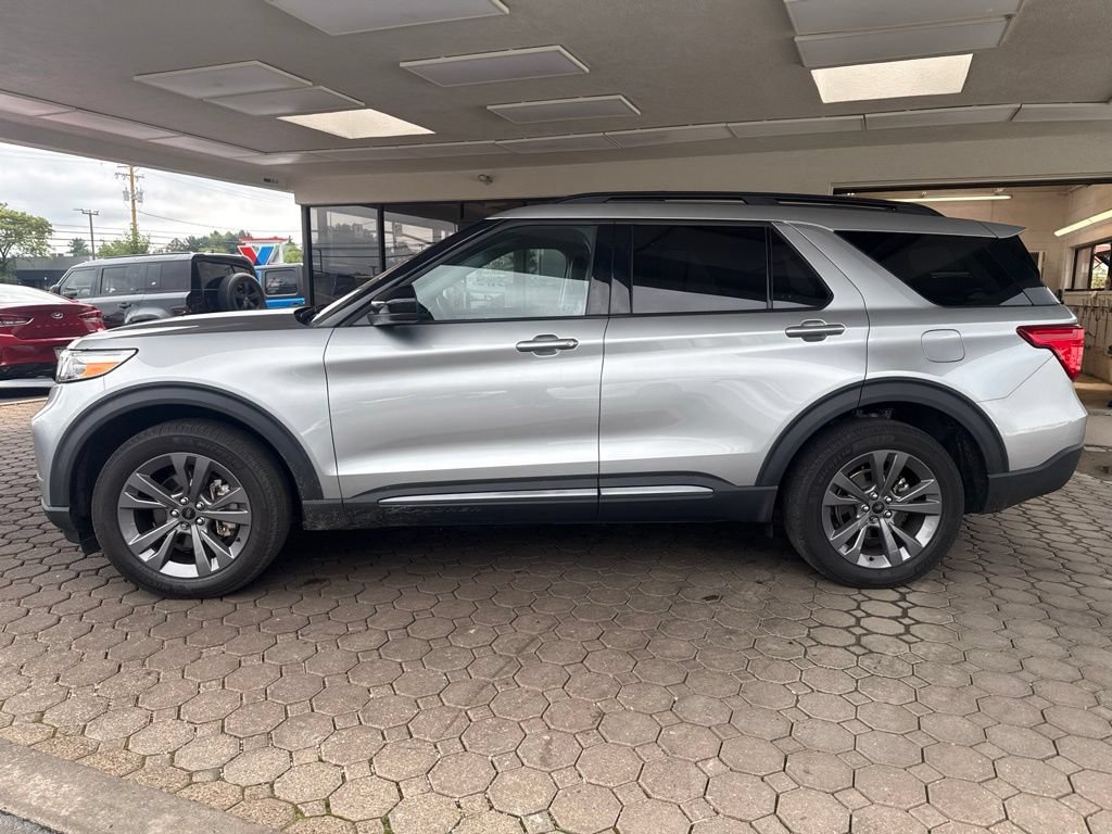 Used 2024 Ford Explorer XLT w/ Equipment Group 202A AWD/4WD image 9