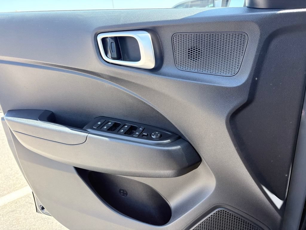 Used 2025 Hyundai Venue SE FWD image 12