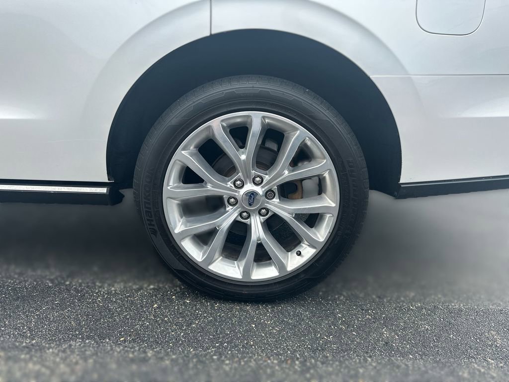 Used 2019 Ford Expedition Limited w/ Equipment Group 302A AWD/4WD image 18