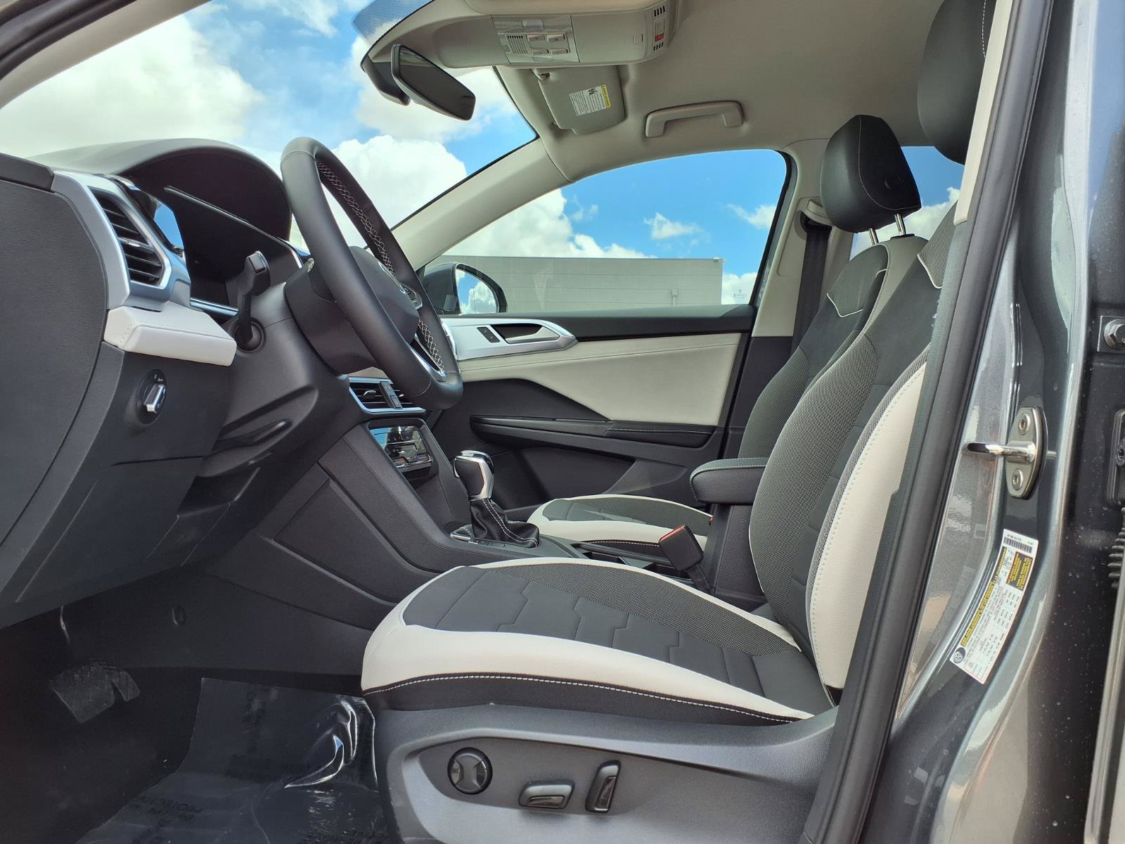 New 2026 Volkswagen Taos SE FWD image 8
