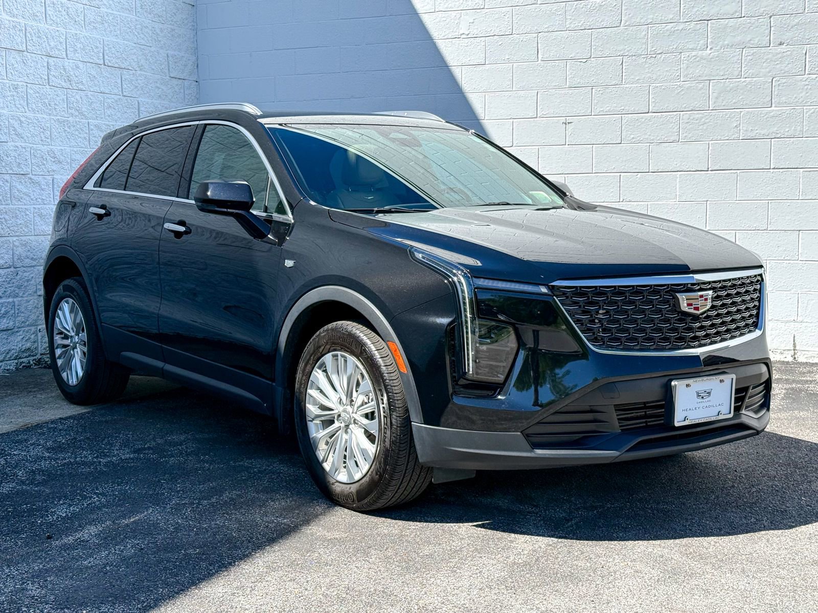 Certified 2024 Cadillac XT4 Luxury w/ Cold Weather Package AWD/4WD image 1