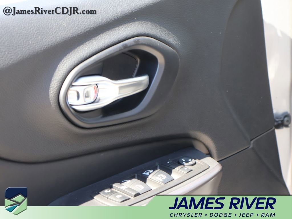 Used 2021 Jeep Cherokee Latitude Lux w/ Mopar Interior Package AWD/4WD image 21