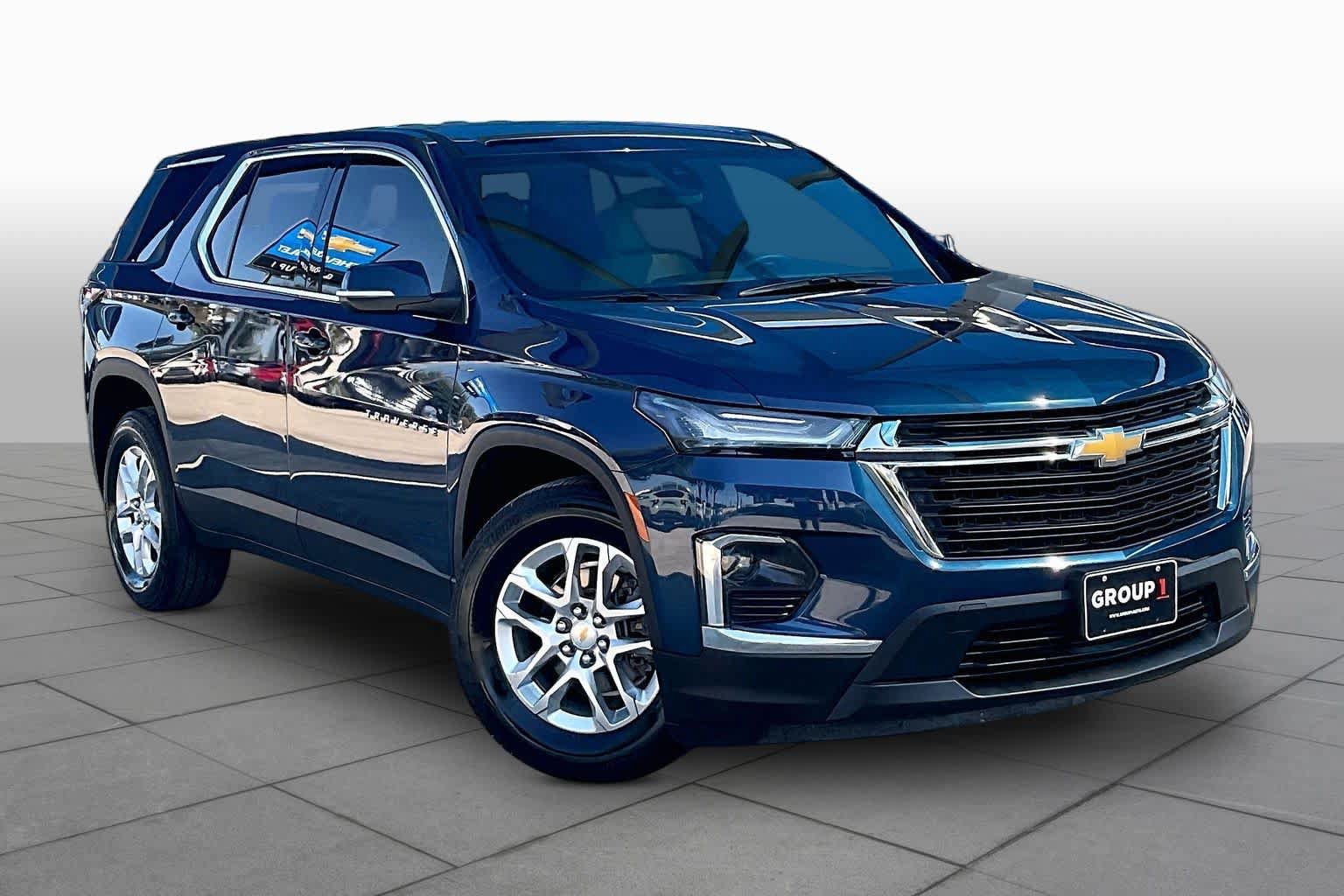 Used 2023 Chevrolet Traverse LS w/ Safety Package FWD image 3
