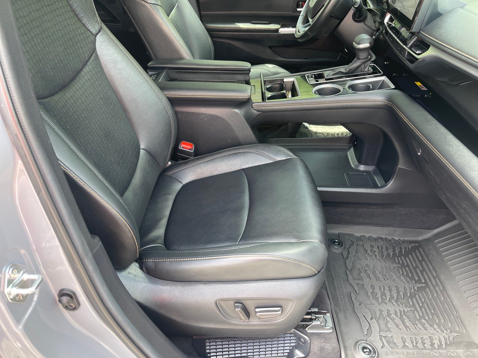 Used 2025 Toyota Sienna XLE Woodland Edition AWD/4WD image 19