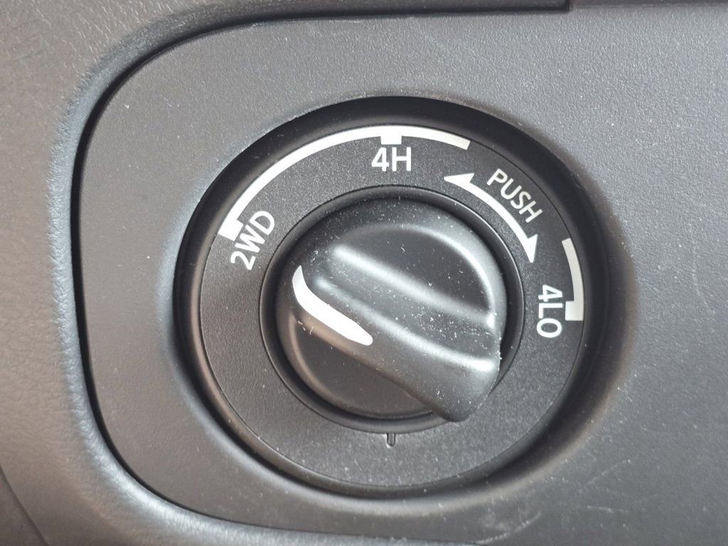 Used 2025 Nissan Frontier PRO-4X AWD/4WD image 29
