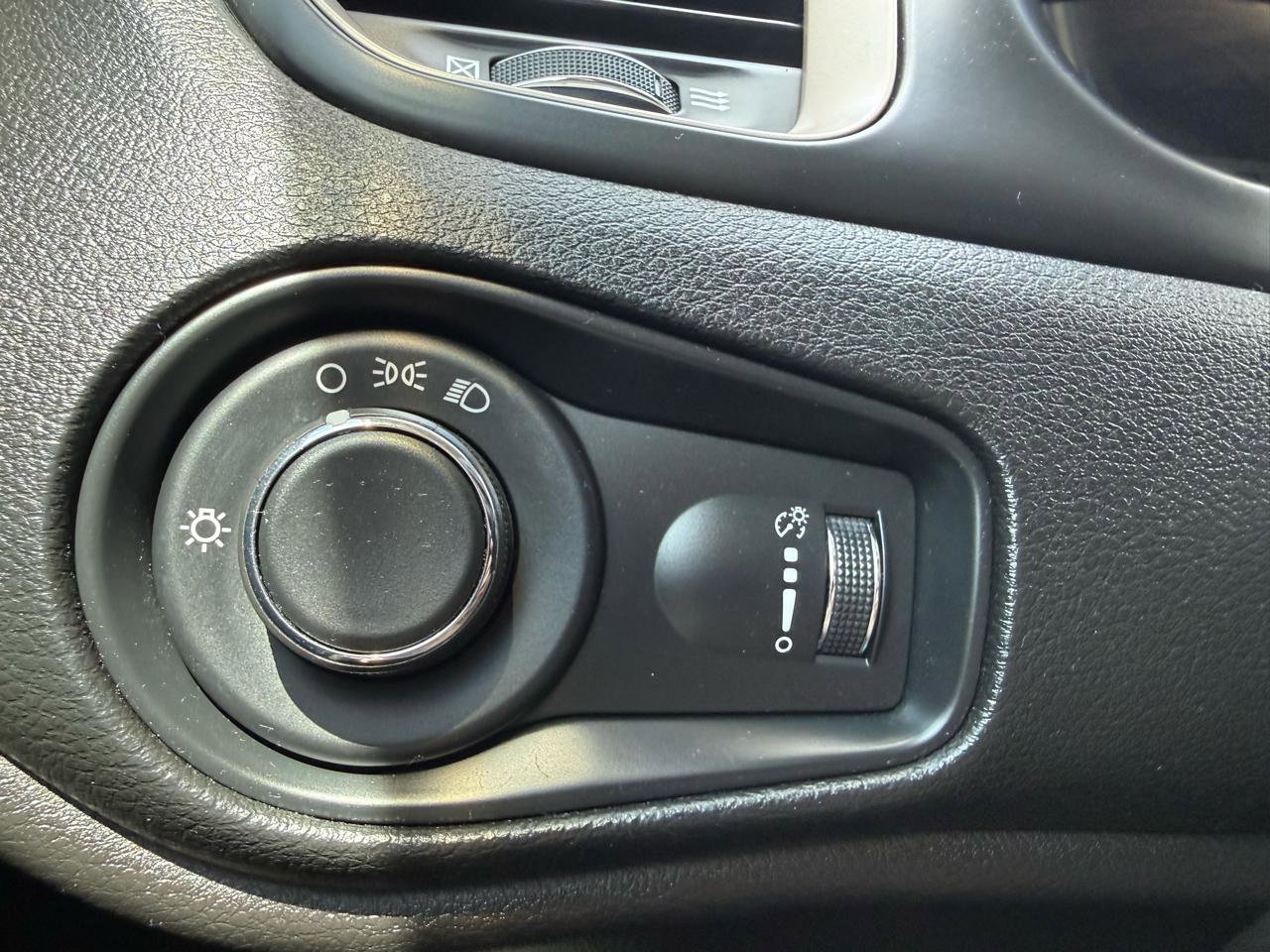 Used 2017 Jeep Renegade Sport w/ Power & Air Group image 23