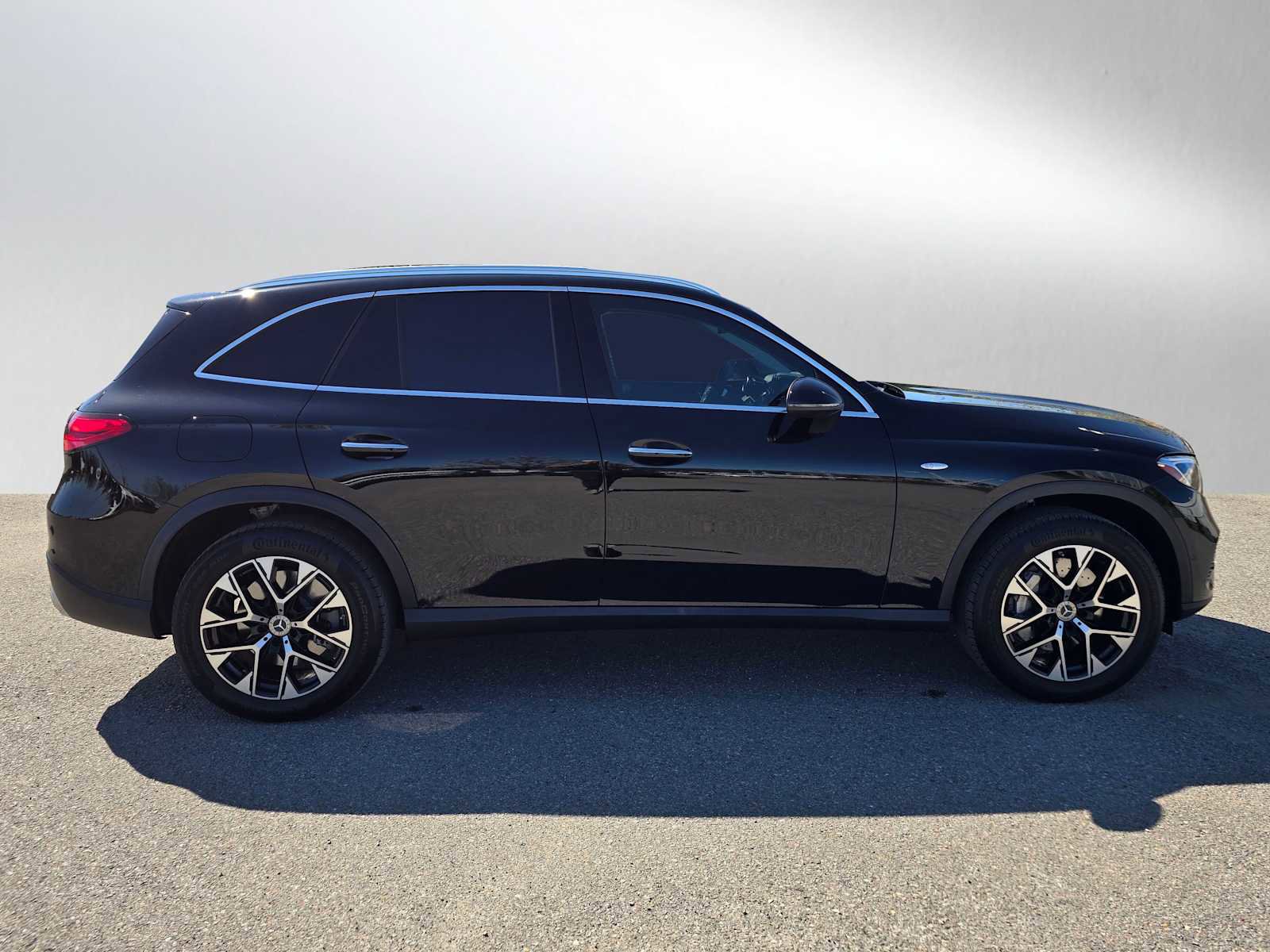 Used 2025 Mercedes-Benz GLC 350e 4MATIC image 2
