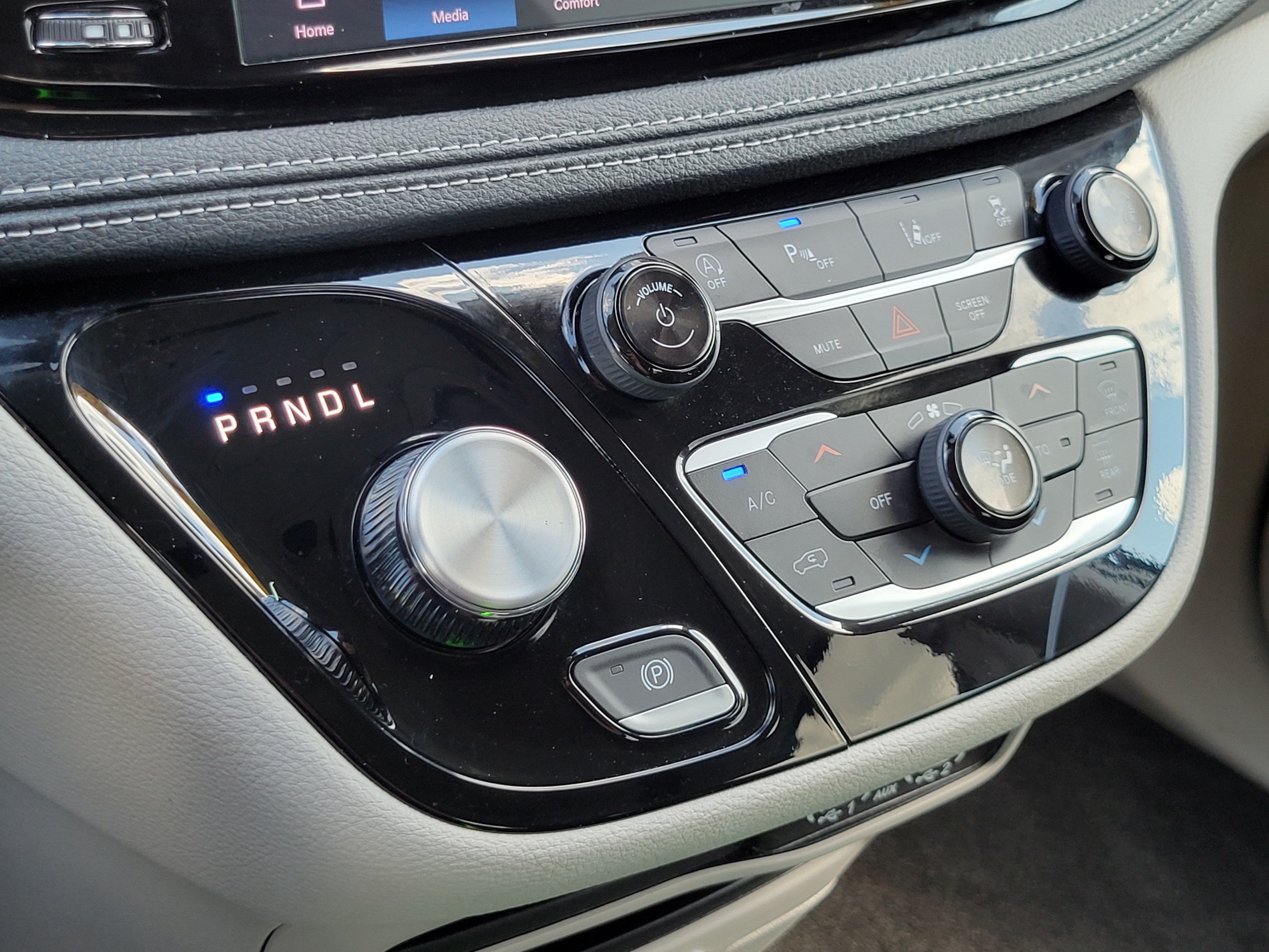 Used 2024 Chrysler Pacifica Touring-L w/ Road Tripper Package FWD image 17
