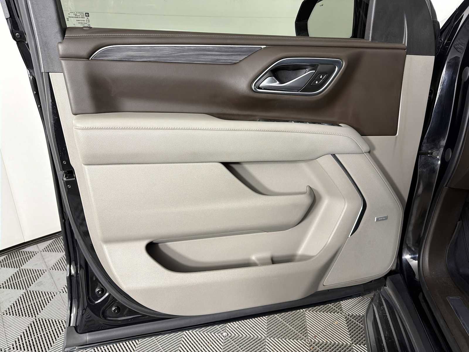 Used 2022 GMC Yukon XL SLT w/ SLT Luxury Package image 16