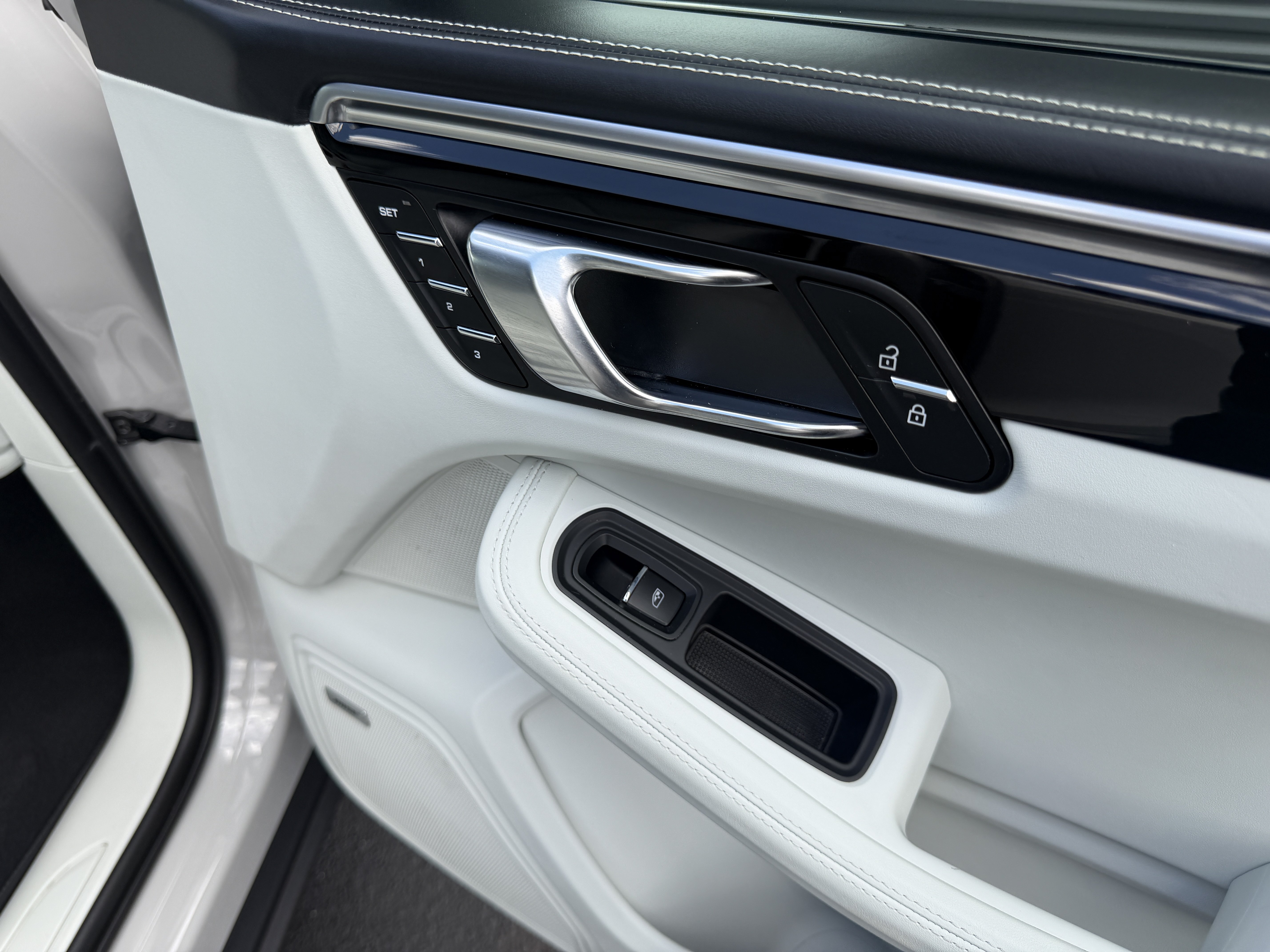 Certified 2024 Porsche Macan AWD/4WD image 28