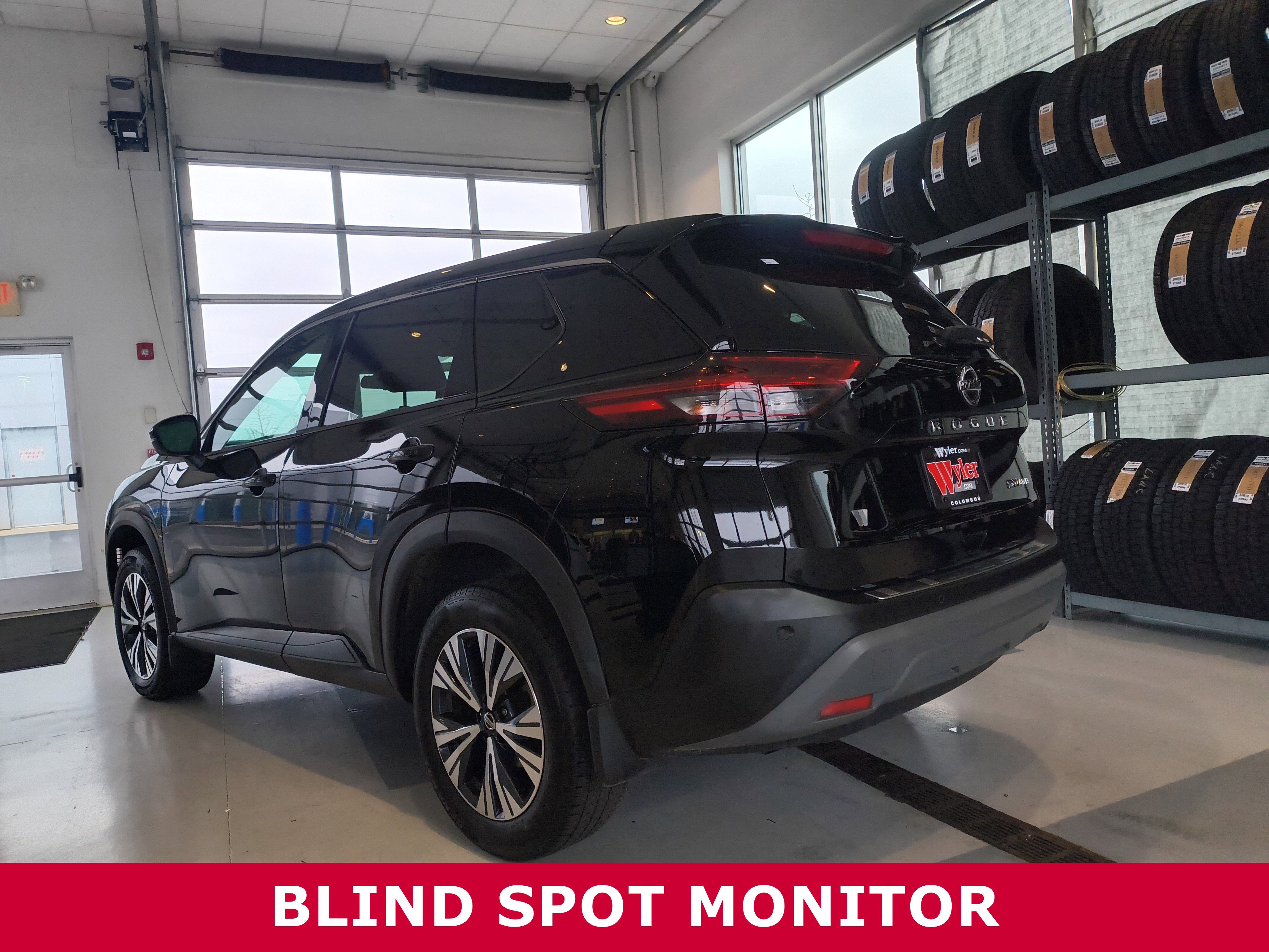 Used 2021 Nissan Rogue SV image 3