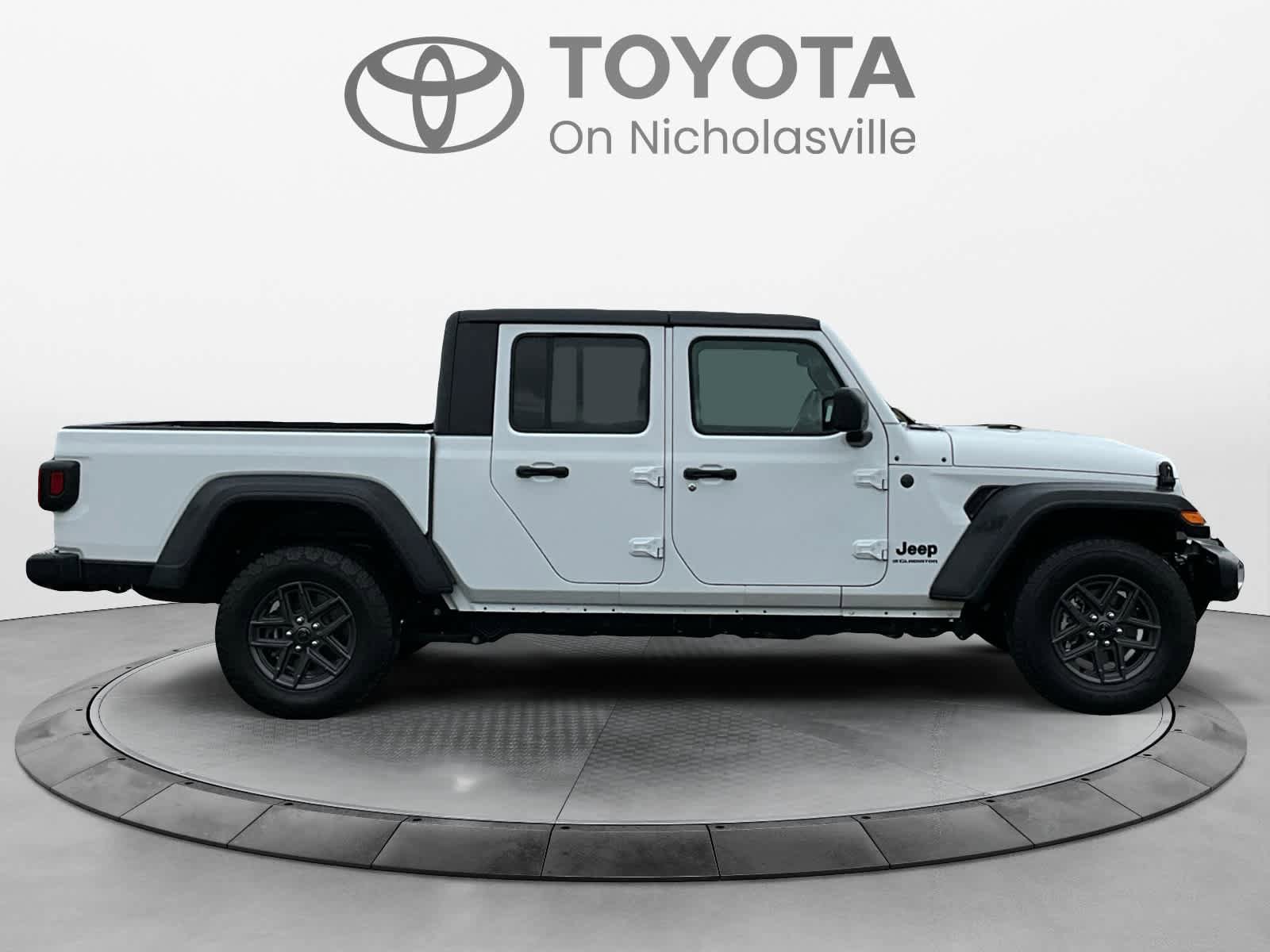 Used 2025 Jeep Gladiator Sport image 7