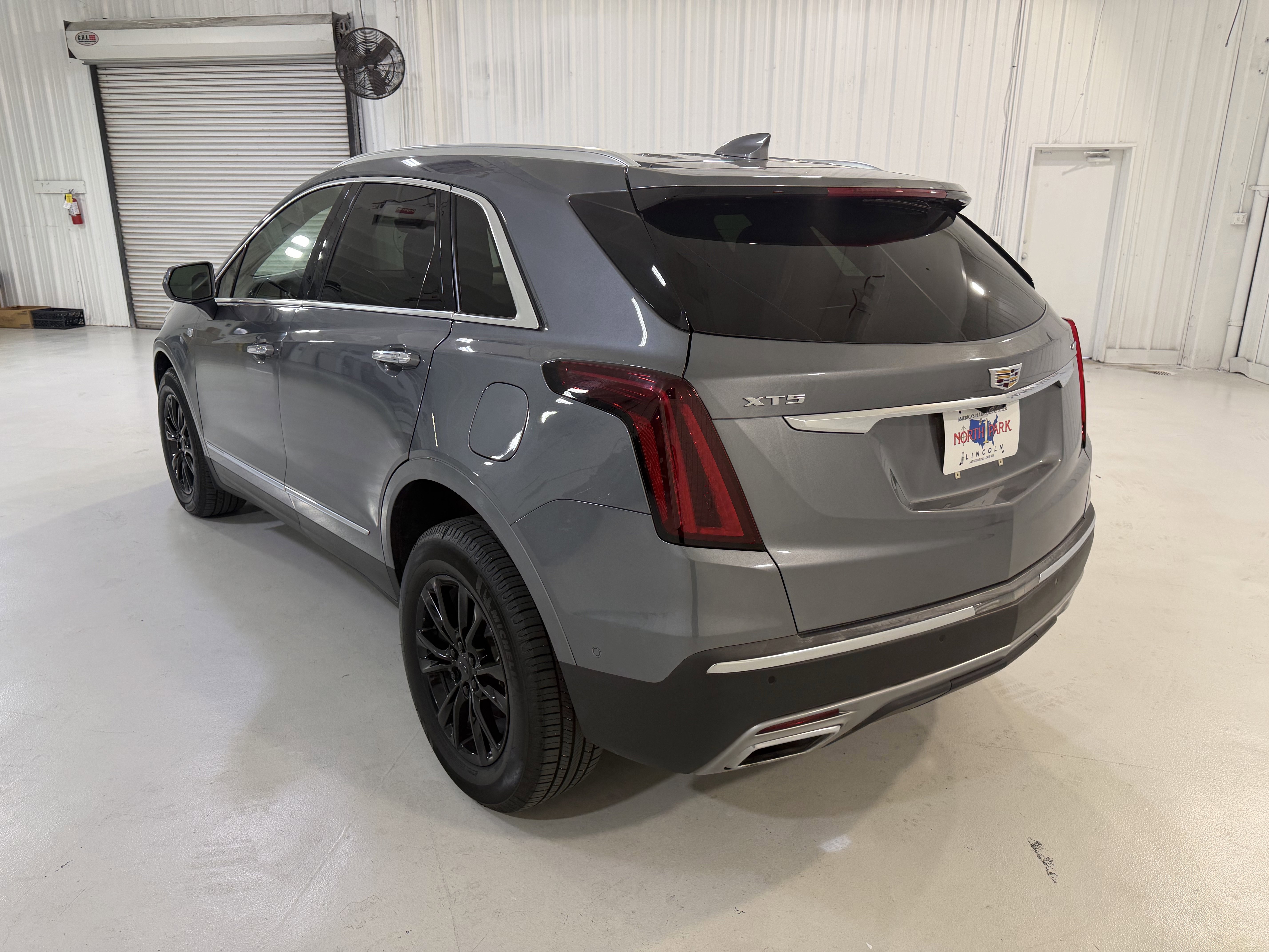 Used 2020 Cadillac XT5 Premium Luxury FWD image 3