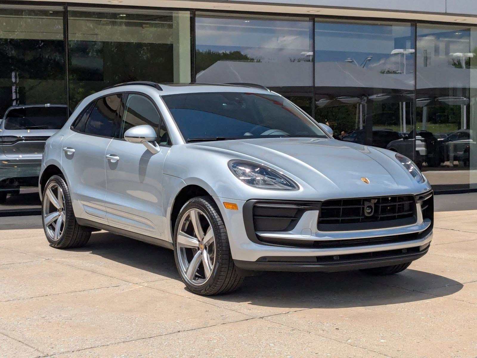 Certified 2025 Porsche Macan AWD/4WD image 7