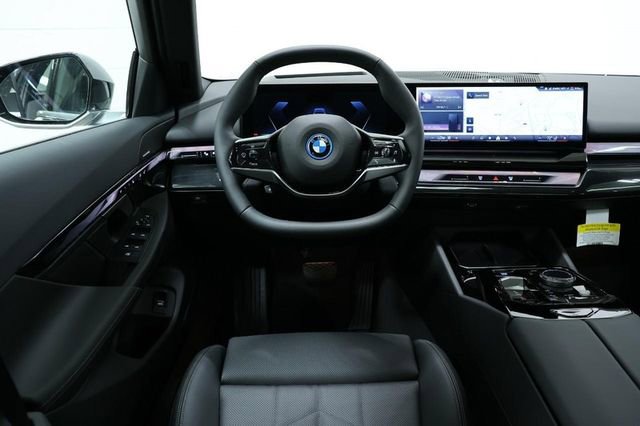 Used 2025 BMW i5 xDrive40 w/ Premium Package image 4