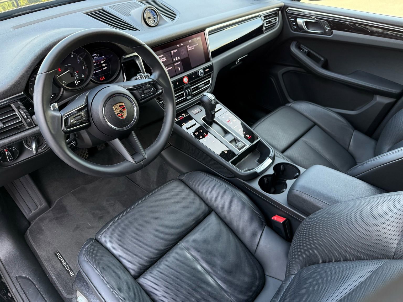 Used 2025 Porsche Macan AWD/4WD image 4