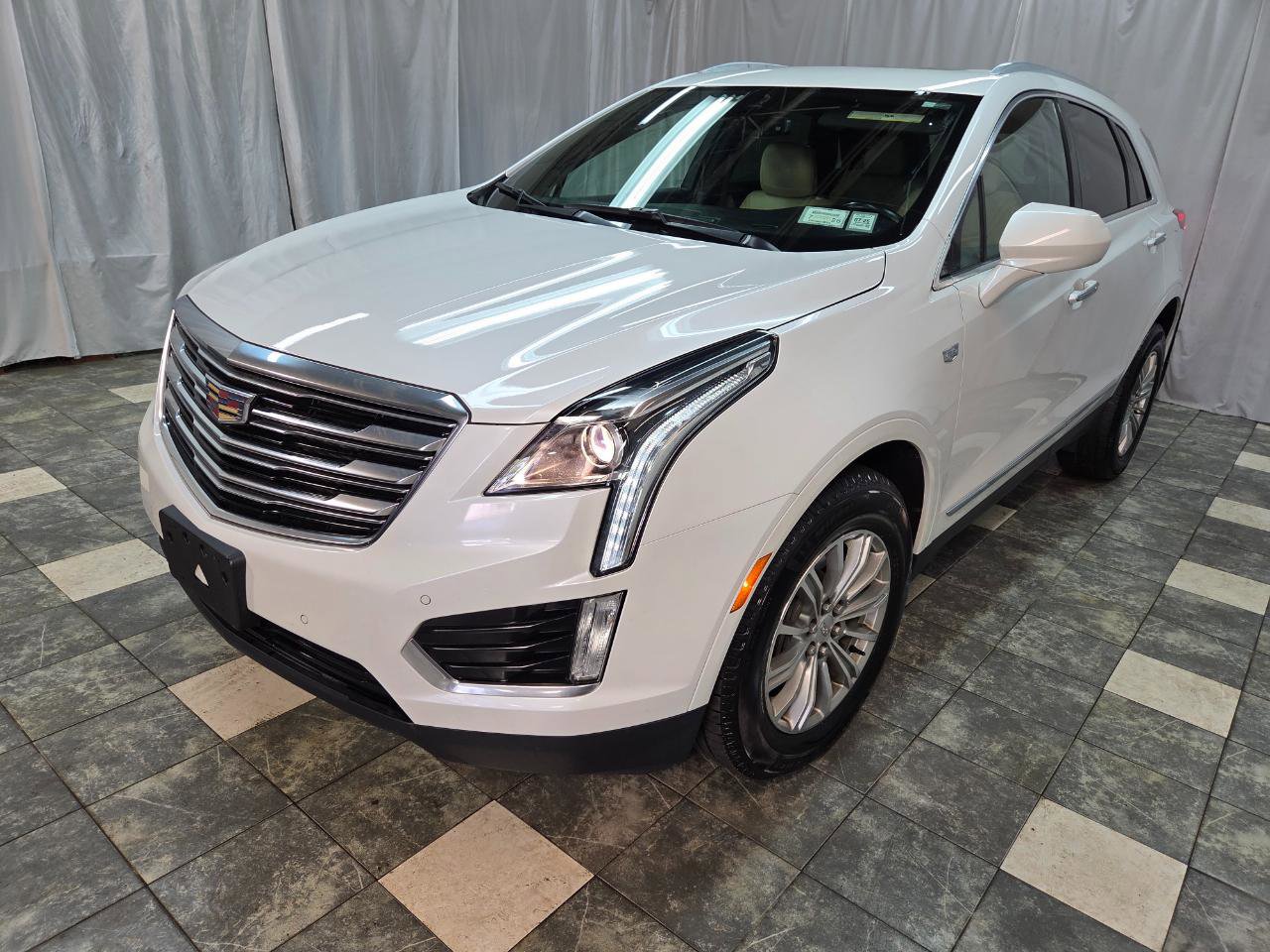 Used 2018 Cadillac XT5 Luxury w/ Driver Awareness Package AWD/4WD image 2