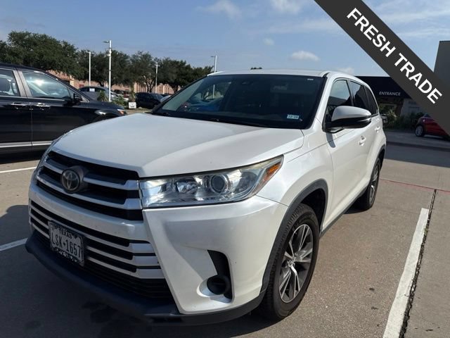Used 2019 Toyota Highlander LE FWD image 1
