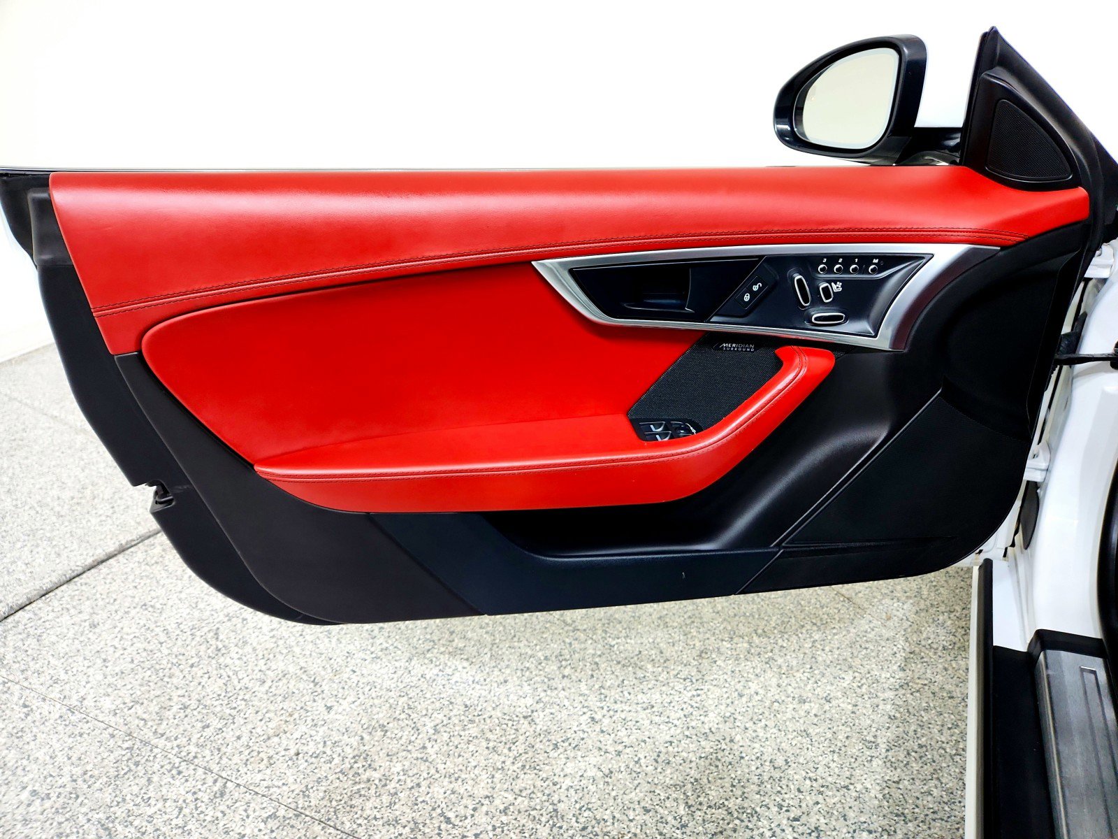 Used 2018 Jaguar F-TYPE R image 22