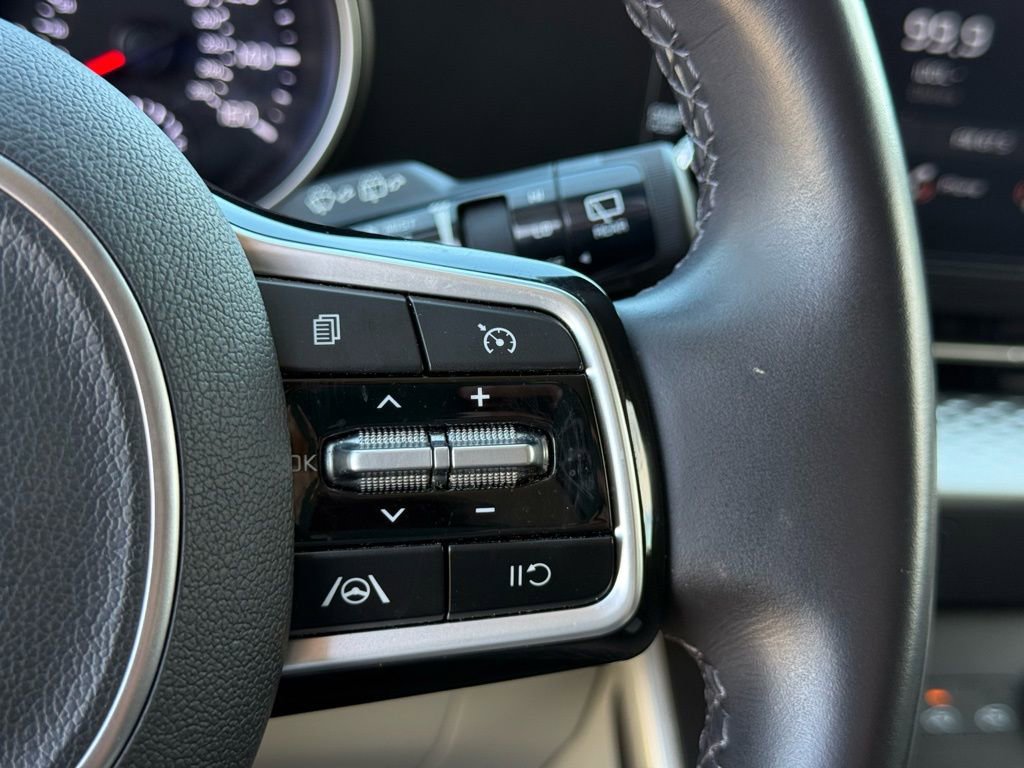 Used 2023 Kia Carnival LX image 16