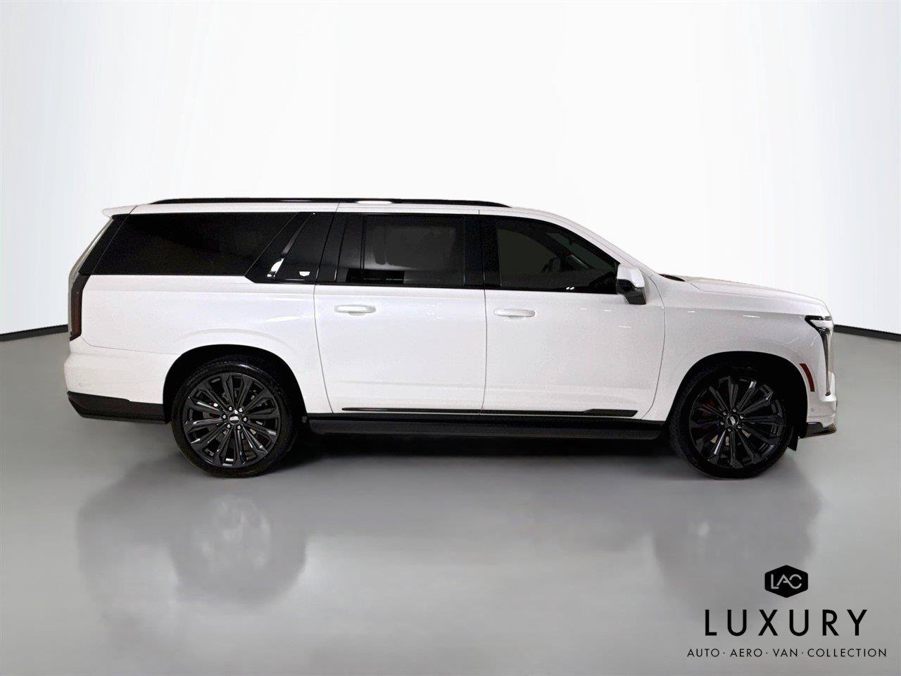 Used 2025 Cadillac Escalade ESV V AWD/4WD image 4