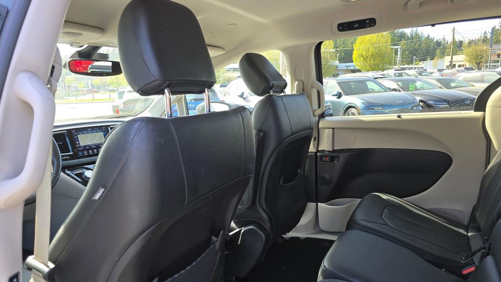 Used 2020 Chrysler Pacifica Touring-L image 18
