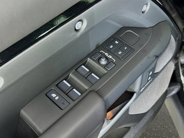 Used 2026 Land Rover Defender 110 X-Dynamic SE image 20