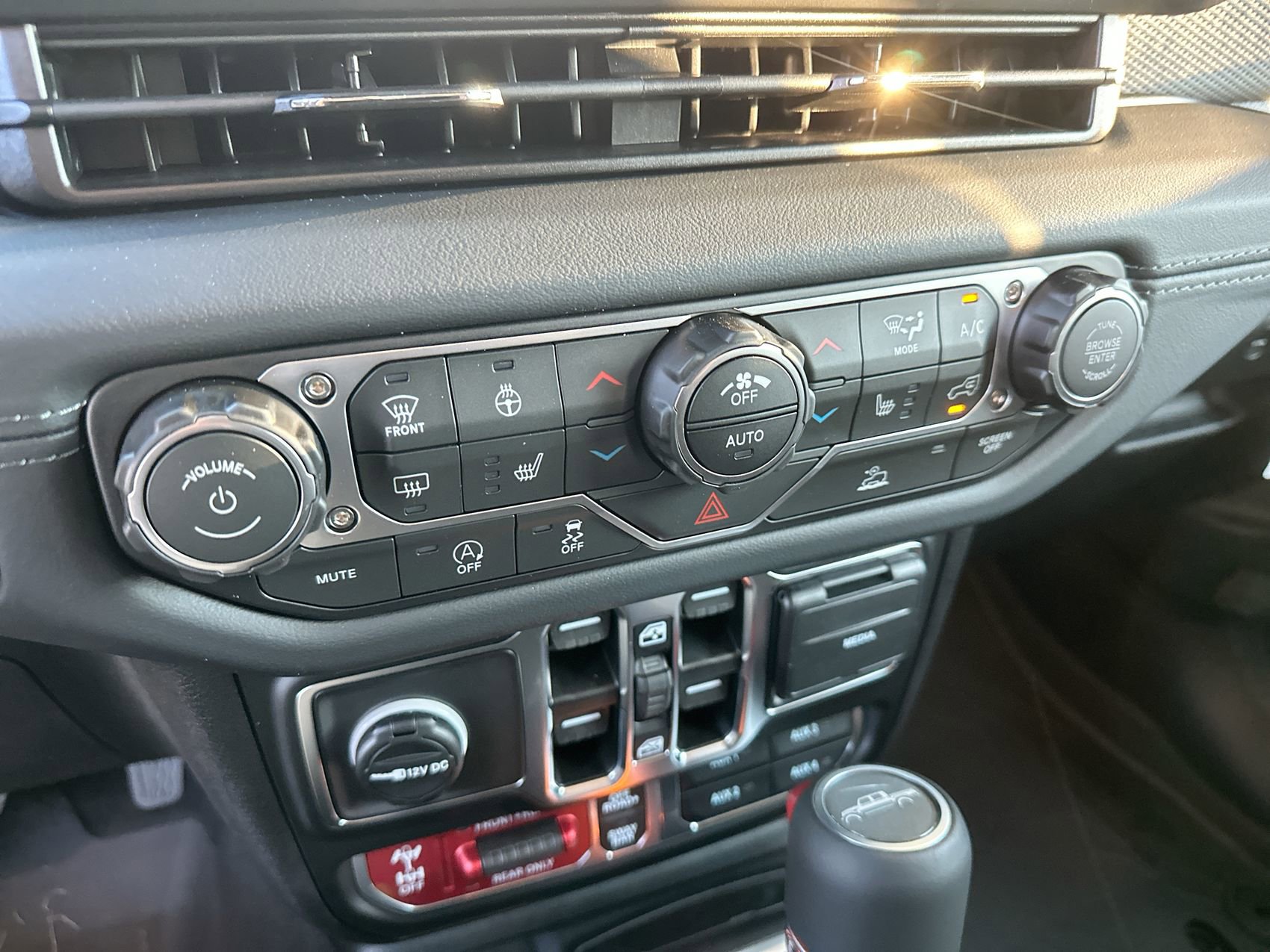 New 2025 Jeep Gladiator Rubicon w/ Convenience Group AWD/4WD image 19