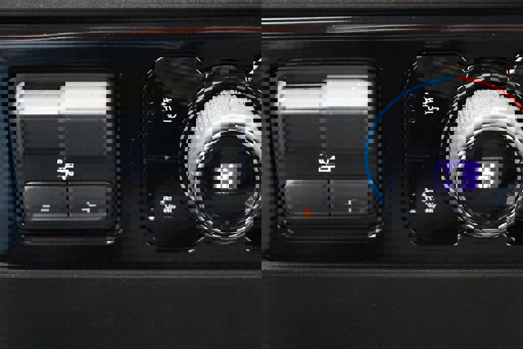 Used 2025 Chevrolet Silverado 2500 LT w/ Convenience Package image 19