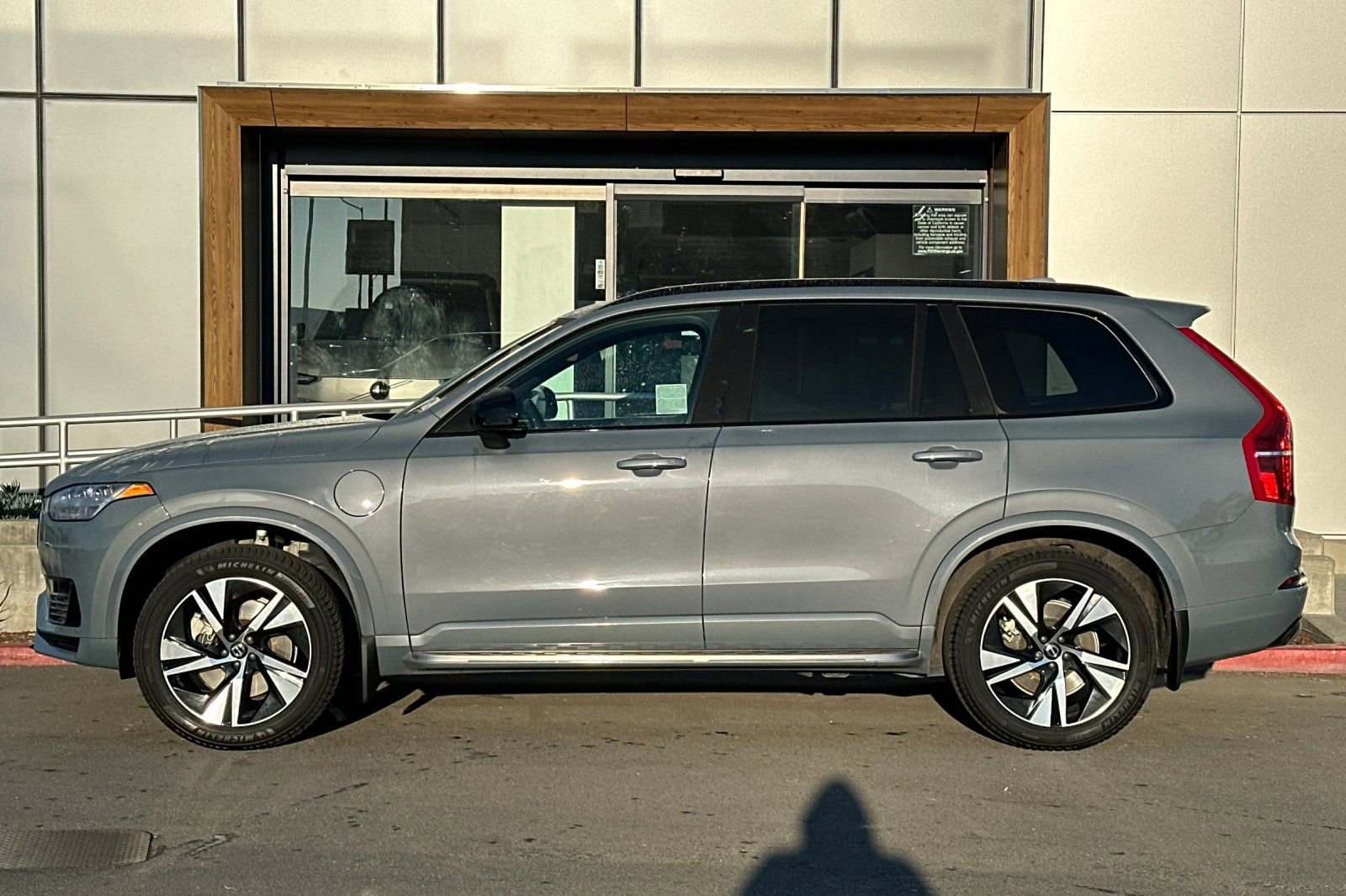 Used 2022 Volvo XC90 T8 R-Design image 5