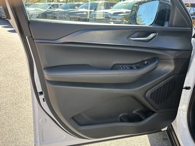 New 2025 Jeep Grand Cherokee L Altitude image 10