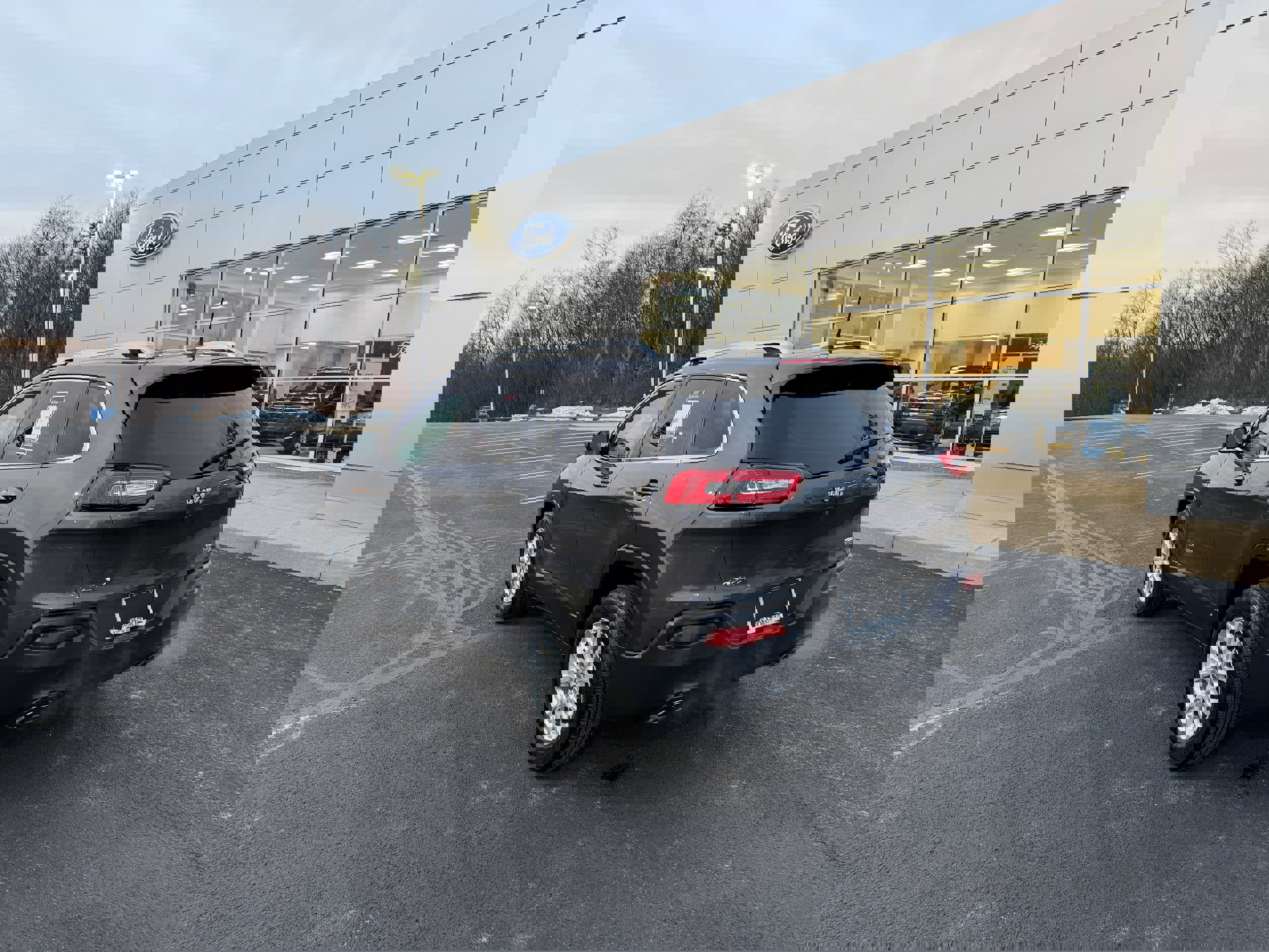 Used 2015 Jeep Cherokee Latitude w/ Cold Weather Group image 8