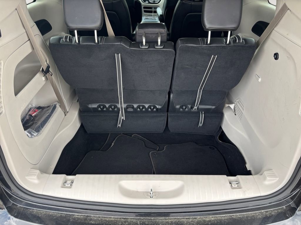 Used 2024 Chrysler Pacifica Touring-L FWD image 5