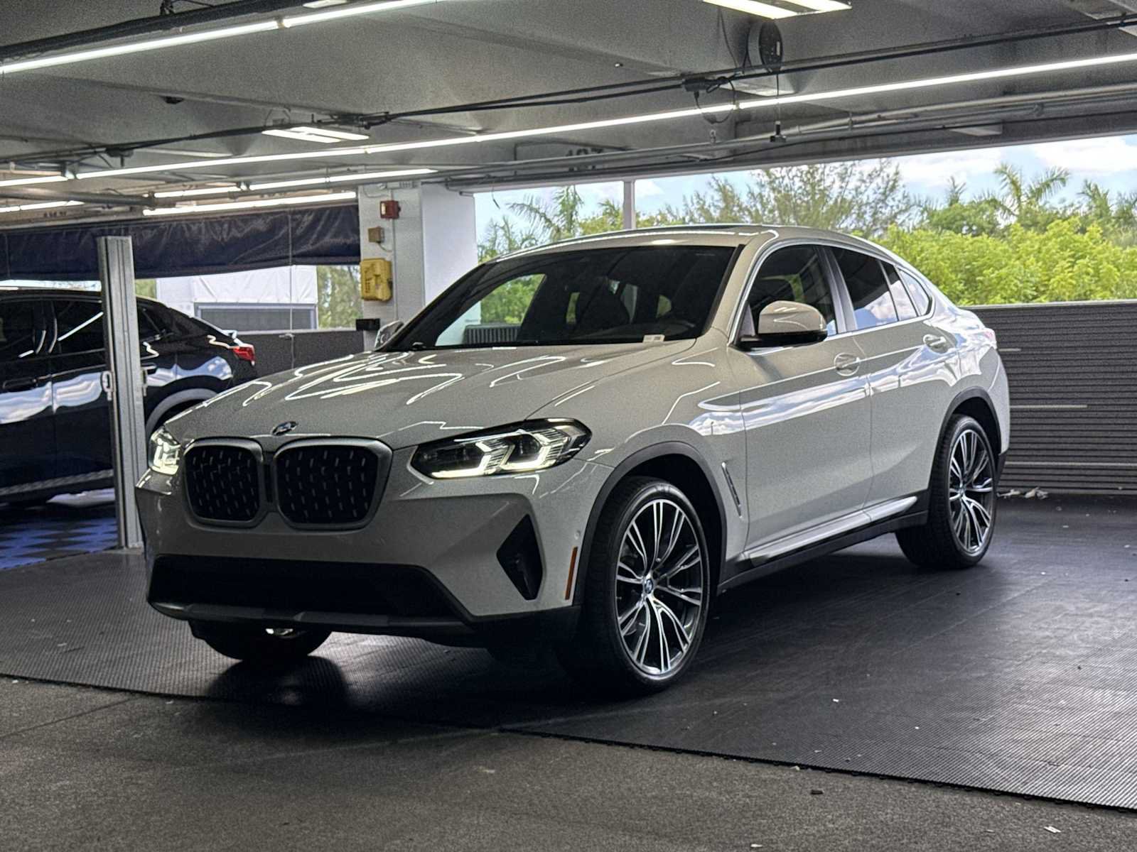 Used 2024 BMW X4 xDrive30i w/ Parking Assistance Package AWD/4WD image 4