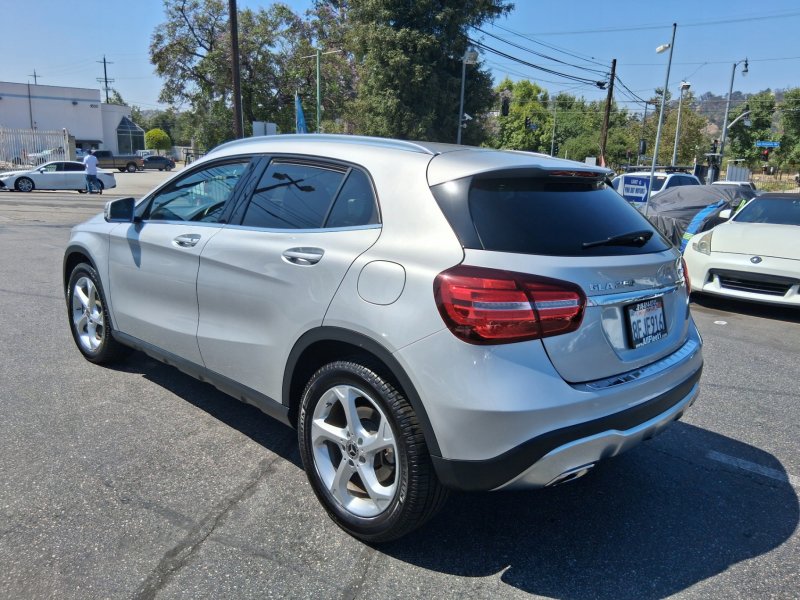 Used 2018 Mercedes-Benz GLA 250 4MATIC w/ Premium Package image 4