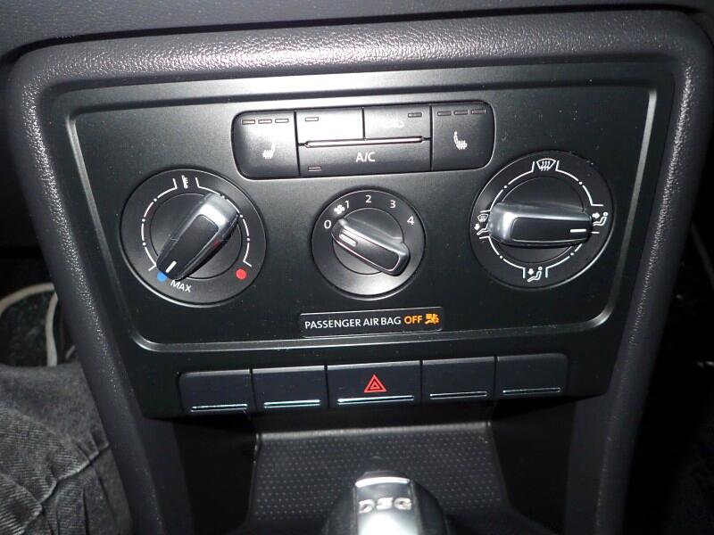Used 2013 Volkswagen Beetle TDI FWD image 19