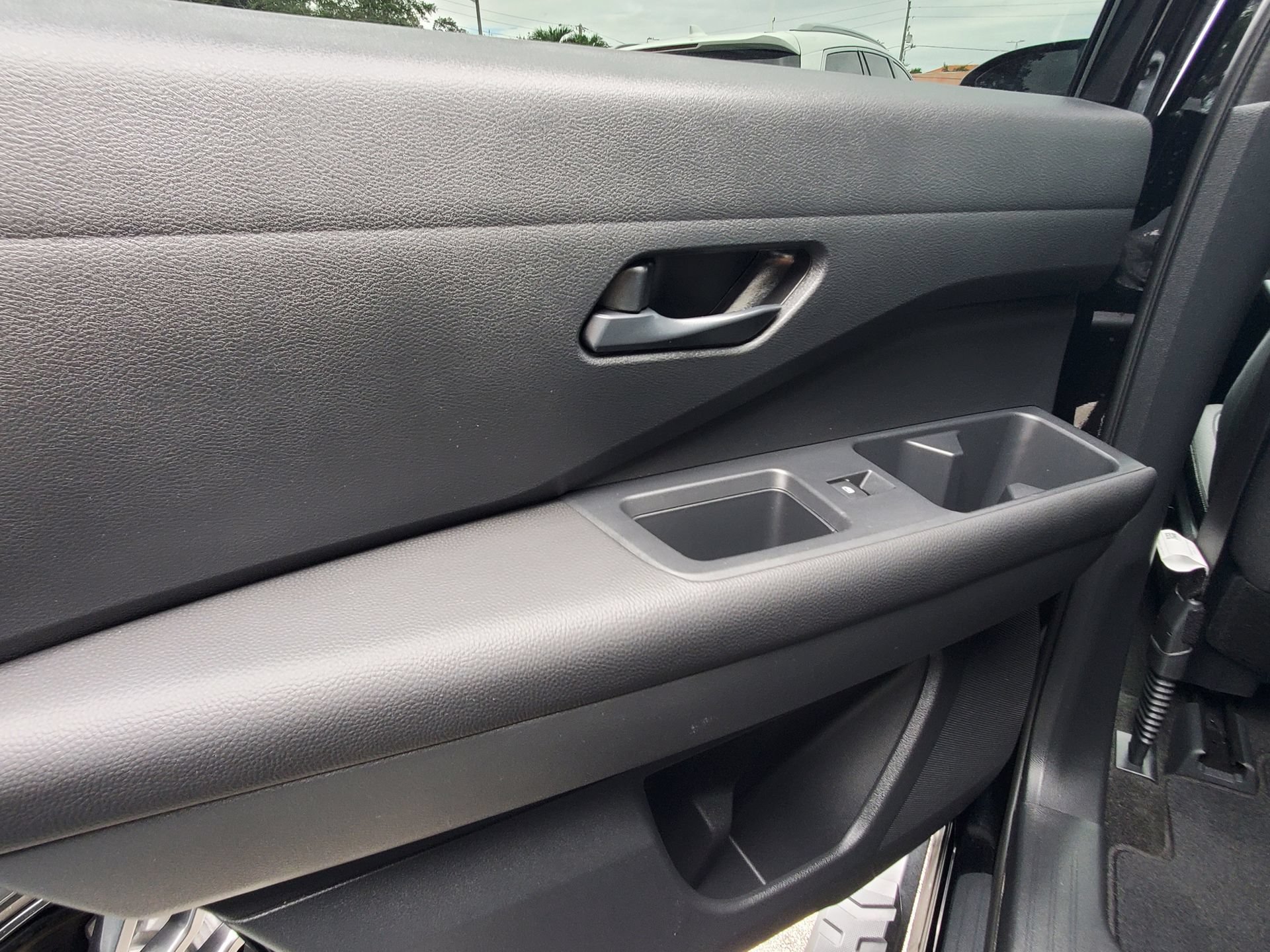 Used 2025 Nissan Pathfinder SV FWD image 10