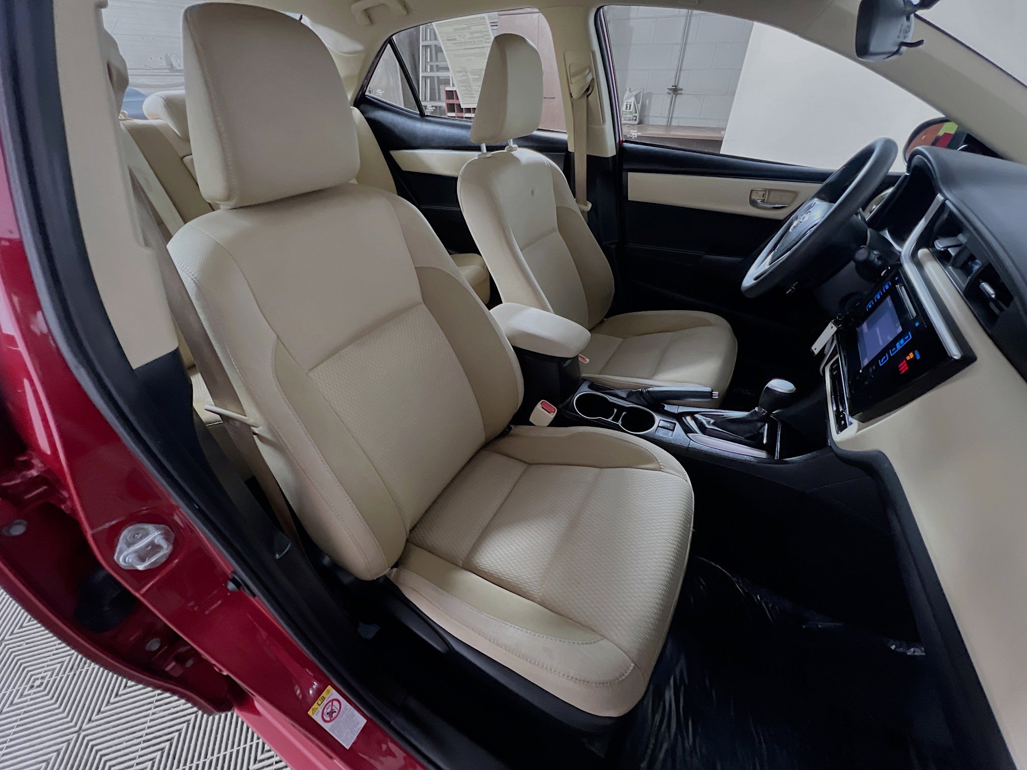 Used 2018 Toyota Corolla LE image 29